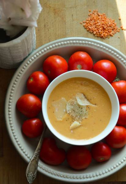 Zupa z pieczonych pomidorów z czerwoną soczewicą i parmezanem