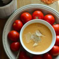 Zupa z pieczonych pomidorów z czerwoną soczewicą i parmezanem