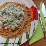 Razowe spaghetti z sosem serowo-brokułowym i szynką