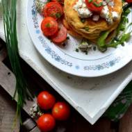 Wytrawny puszysty omlet z pomidorami, serkiem feta oraz garścią zieleniny.