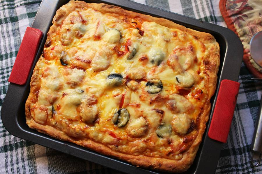 Pizza z chorizo, serami i czarnymi oliwkami
