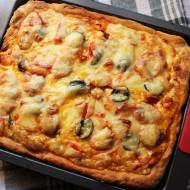 Pizza z chorizo, serami i czarnymi oliwkami