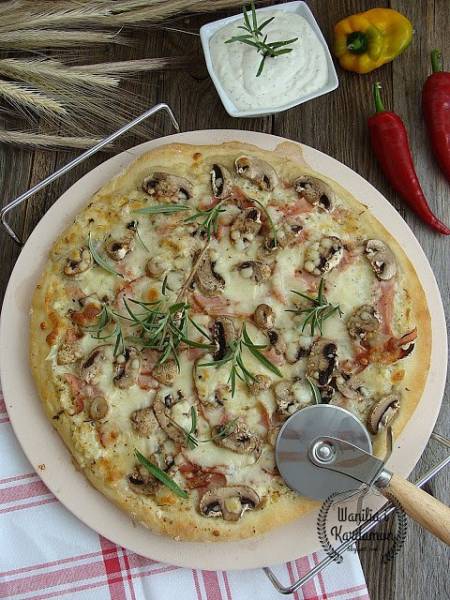 Pizza czosnkowo-pieczarkowa z mozzarellą