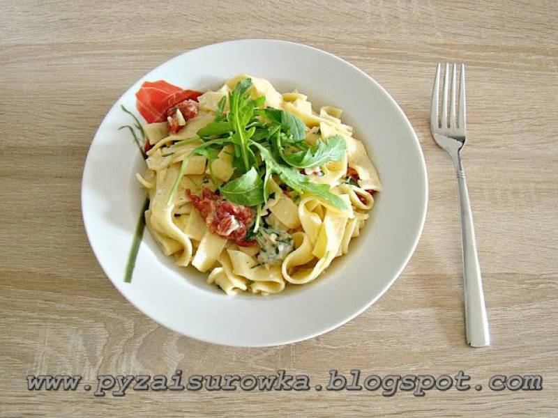 Makaron z mozzarellą i suszonymi pomidorami - przepis