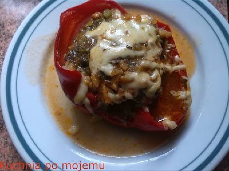 Papryka nadziewana w pomidorach z przepisu Siostry Ewy. Aromatyczny obiad na jesienną chandrę.