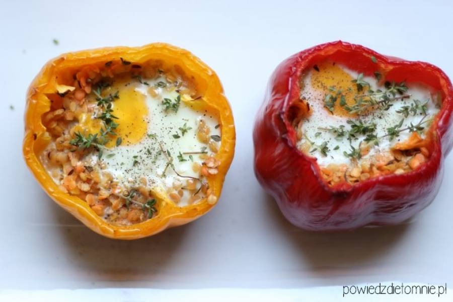 Papryka faszerowana soczewicą i jajkiem - 359 kcal