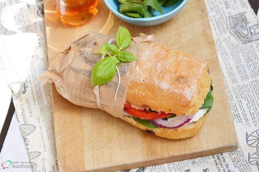 Warstwowa kanapka z ciabatty z suszonymi pomidorami