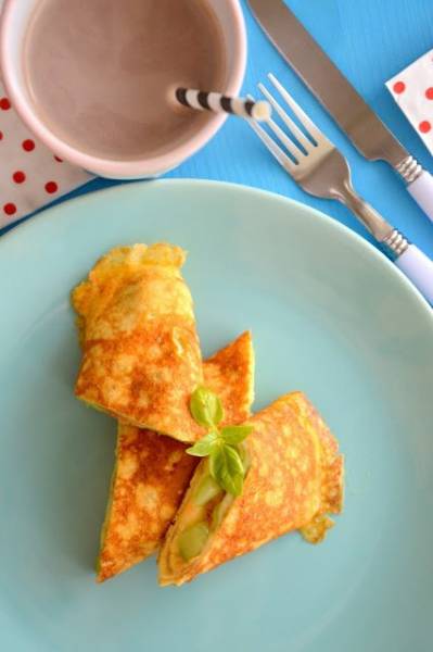 Omlet z żółtym serem, ogórkiem, awokado i wędzonym łososiem czyli mleczne śniadanie na rozpoczęcie roku szkolnego