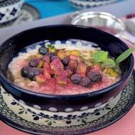 Mleczne śniadanie na rozpoczęcie roku szkolnego - zupa jogurtowa z pęczakiem, sałatką owocową, prażonymi migdałami i magicznym p