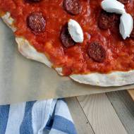 Pizza z chorizo i mascarpone