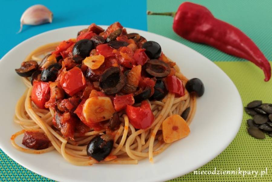 Spaghetti z papryką i oliwkami