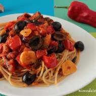 Spaghetti z papryką i oliwkami