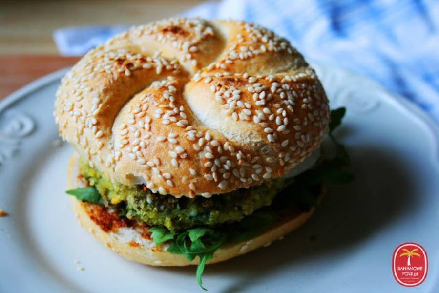 Brokułburger - zielony burger z brokułów i rukoli