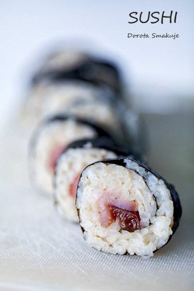 Sushi z łososiem i śliwką