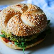 Brokułburger - zielony burger z brokułów i rukoli