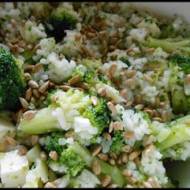 Sałatka z ryżu i brokułów