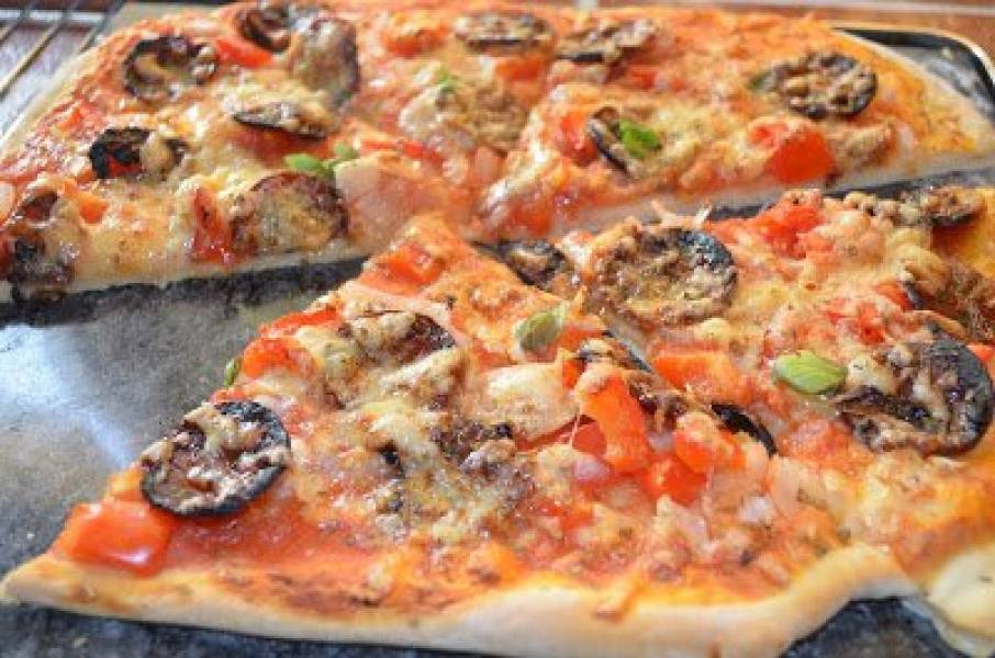 Pizza z kiełbaską i cebulką pieczona na kamieniu