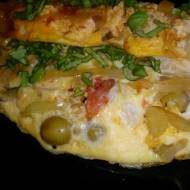 omlet z papryką, pomidorem, oliwkami i parmeńskim serem