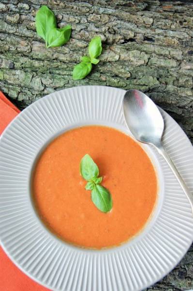 Pikantna zupa pomidorowa z mleczkiem kokosowym i ziołami