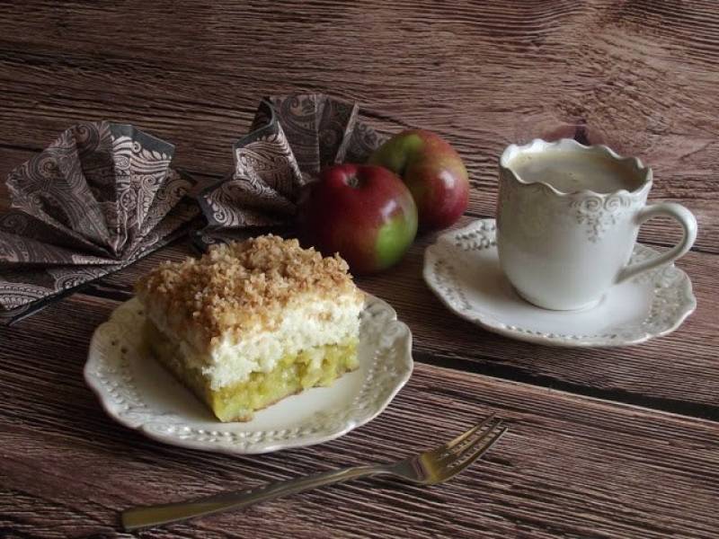 Słodkie środy - Jesienny jabłecznik pod kokosową chmurką