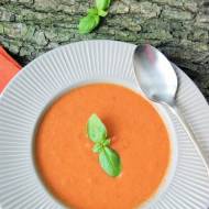 Pikantna zupa pomidorowa z mleczkiem kokosowym i ziołami