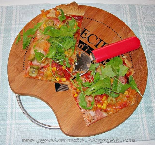 Chrupiąca pizza z rukolą ze zdrowej mąki - przepis