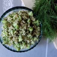 Odświeżająca sałatka z zielonych ogórków z quinoą
