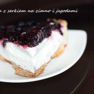 Tarta z serkiem na zimno i jagodami