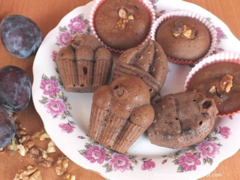 Muffinki kakaowo-orzechowe z powidłami śliwkowymi