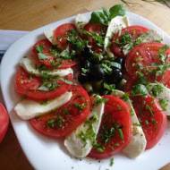 pomidory z mozzarellą i oliwkami