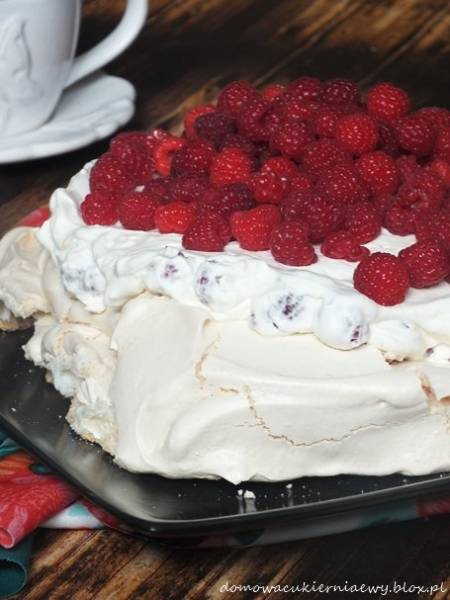 Pavlova z malinami