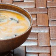 Piwno-serowa zupa z brązowymi pieczarkami
