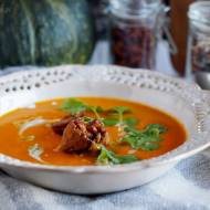 Serowa zupa krem z dyni z kurkami/ Cheesy and creamy pumpkin soup with chanterelles