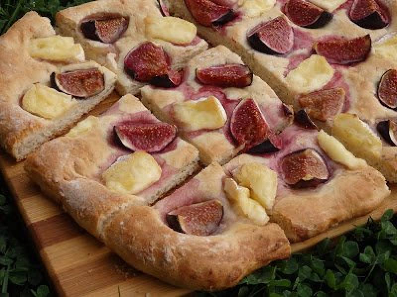 Focaccia z figami i camembertem