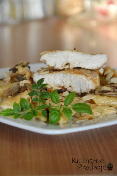 Filet kurczaka z pieczarkami i migdałami w sosie śmietanowym