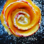 Nektarynkowe różyczki z ciasta francuskiego z nutą pomarańczy