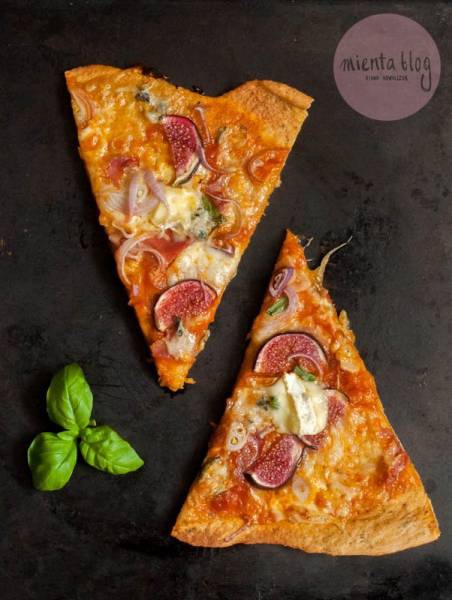 Pomidorowa pizza z figami i serem pleśniowym