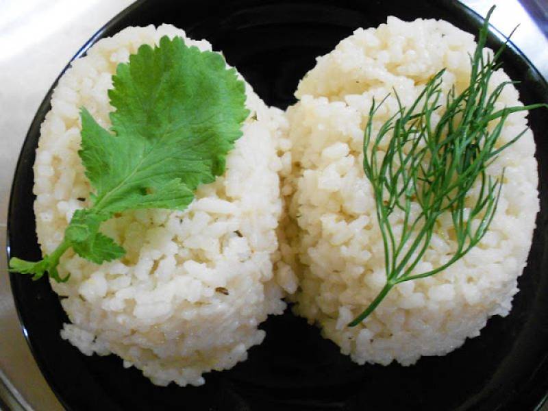 Ryż czosnkowo-maślany z tymiankiem i papryką