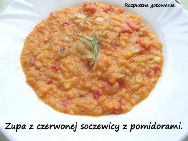 Zupa z czerwonej soczewicy z pomidorami.