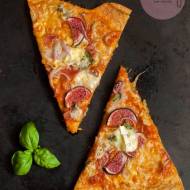 Pomidorowa pizza z figami i serem pleśniowym