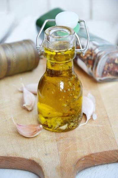 Oliwa z oliwek aromatyzowana czosnkiem, oregano i chili