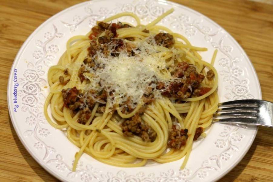 Spaghetti z wołowiną i pomidorami