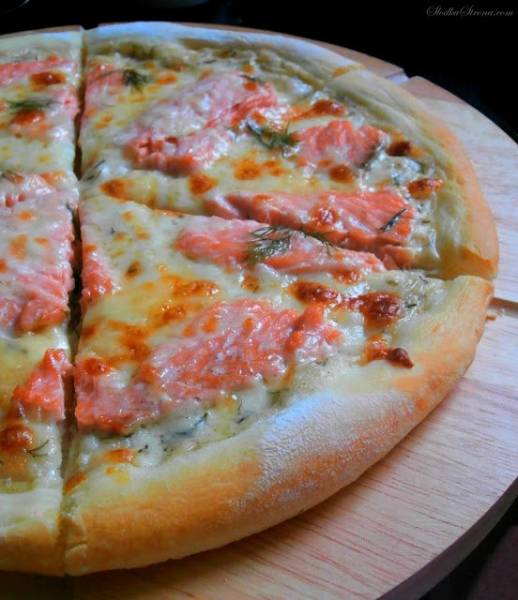 Domowa Pizza z Łososiem na Sosie Koperkowo - Śmietanowym