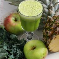 Oczyszczające zielone smoothie z ananasa, jabłka i jarmużu