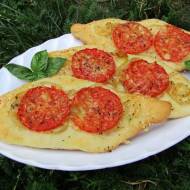 Pizzeriny łódki z pomidorami i bazylią