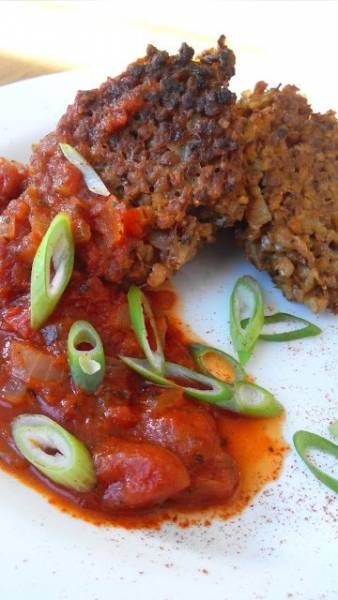 Imbirowo – tymiankowe kotlety z kaszy gryczanej w sosie pomidorowym