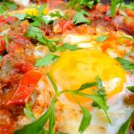 Jajka w duszonych pomidorach i papryce - Shakszuka