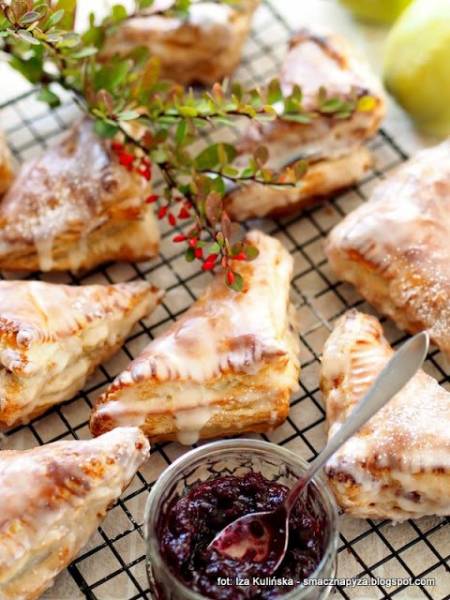 Rożki z domowego ciasta francuskiego z dżemem albo jabłkami