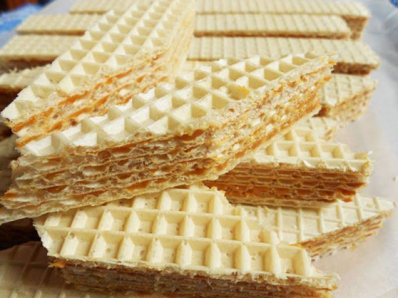 Wafle przekładane masą krówkową
