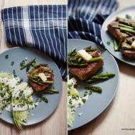 Steki wołowe, szparagi na maśle i sałata z miętowym dressingiem – obiad w 20 minut